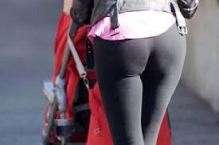 Inquadra il lato B di una mamma alla recita di Natale e scoppia la rissa