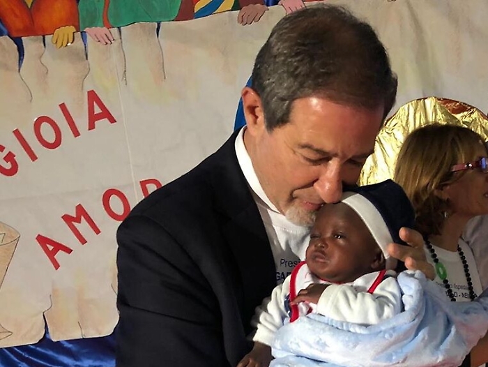 Presidente Musumeci posta foto con neonato di colore e "divide" il web