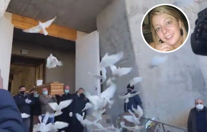 I funerali di Piera Napoli: &laquo;Amava la vita, ora canter&agrave; davanti a Dio&raquo;