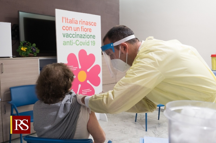 Covid, primi vaccini ai "nonnini" di SiciliaMusumeci: &laquo;Abbiamo bisogno di altre dosi&raquo;