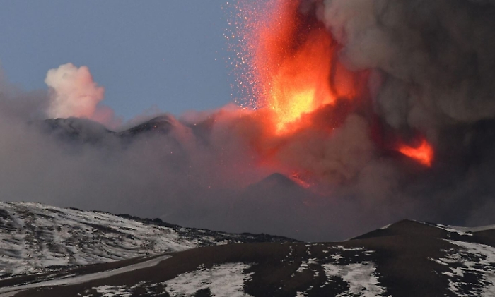 Etna, il comunicato dell'Ingv: &laquo;Una ventina di esplosioni da pi&ugrave; bocche&raquo;