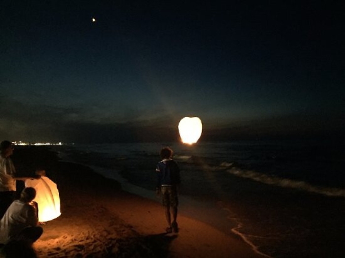 Peschereccio Nuova Iside, candele in spiaggia per chiedere giustizia 