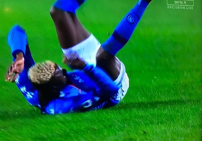 Paura per Osimhen, sviene in campo: portato in ospedale in ambulanza 