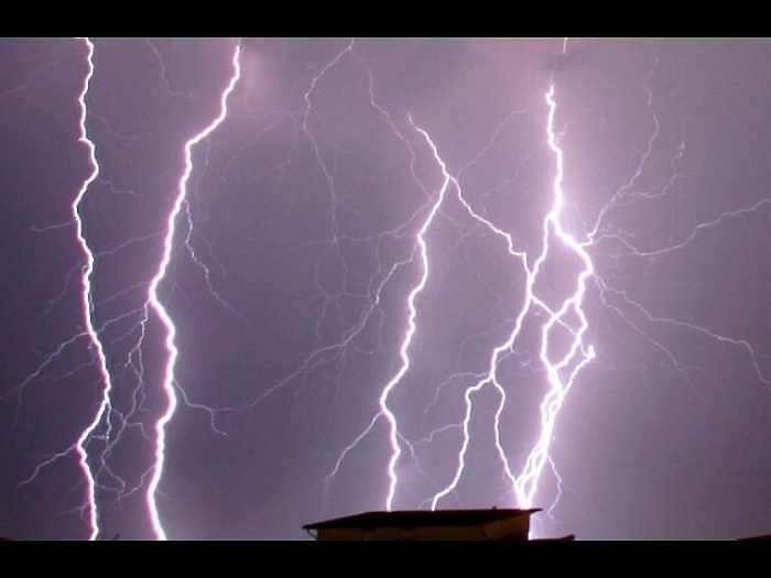 Fulmine su spiaggia, feriti due fratelli
