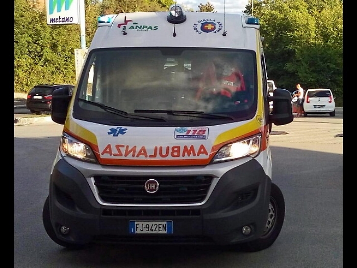 14enne precipita da hotel, &egrave; grave