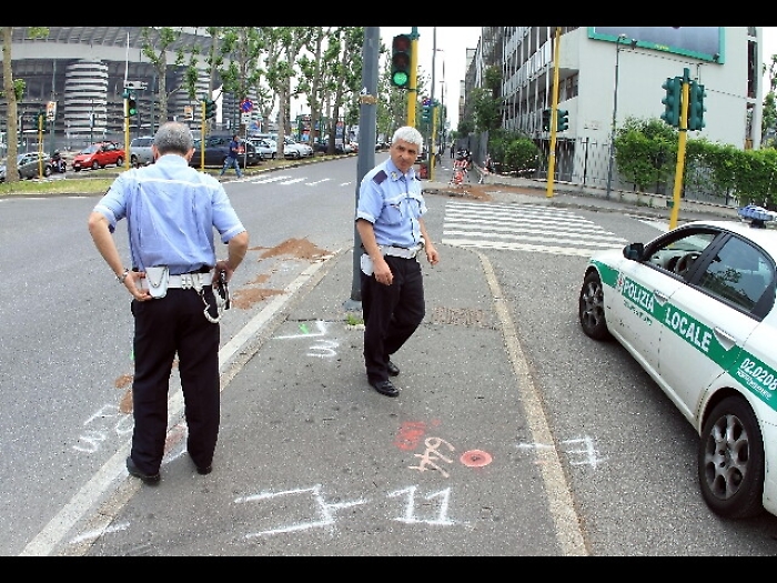 Scappa da vigili, investito da auto