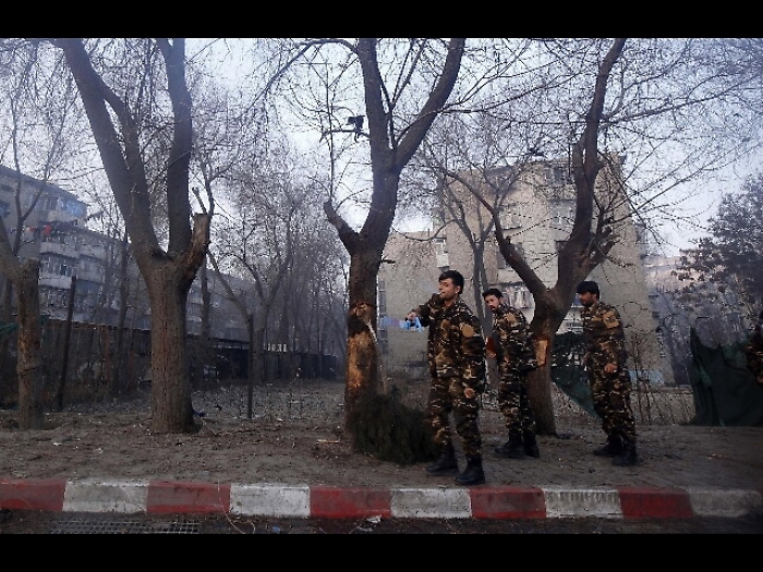 Afghanistan: kamikaze a Kabul, 20 morti