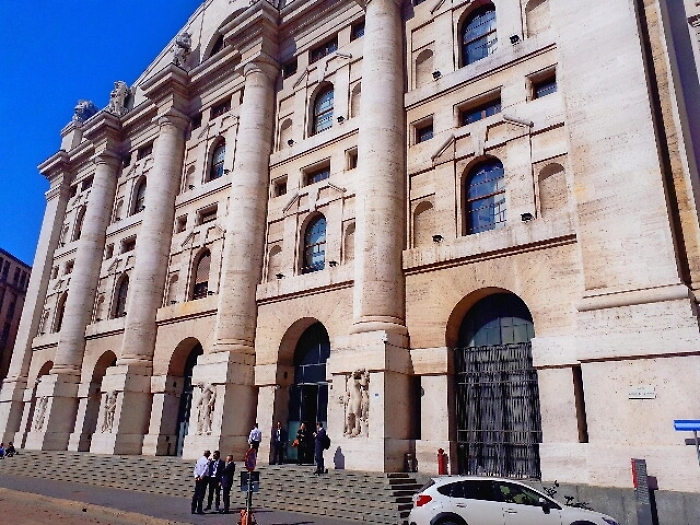 Borsa: Milano chiude a +1,06%