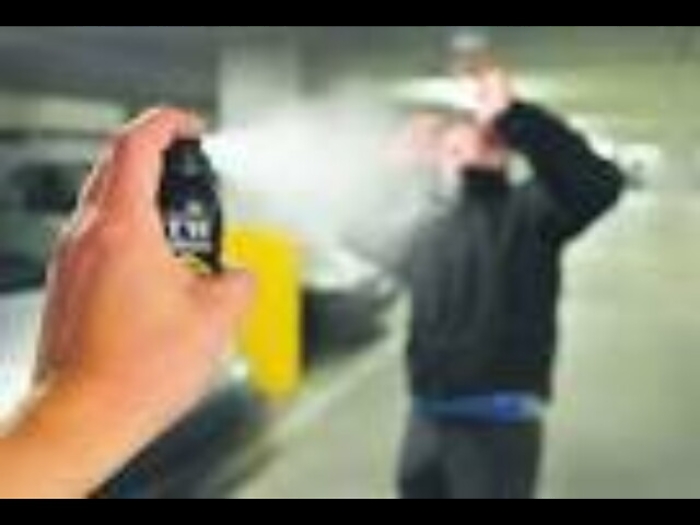 Nudo per strada aggredisce passanti