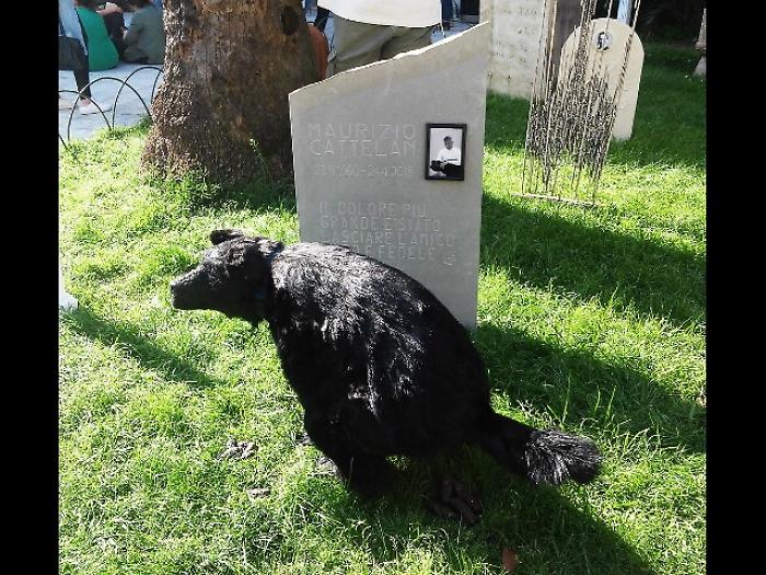 Arte, il cimitero d'artisti di Cattelan