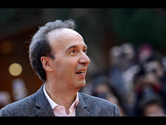 Cade dal gommone, Benigni ricoverato