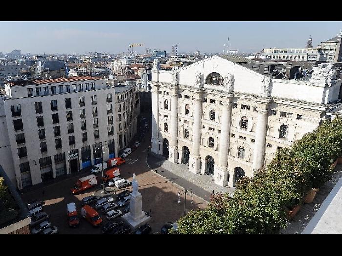Borsa: Milano apre in ribasso (-0,49%)