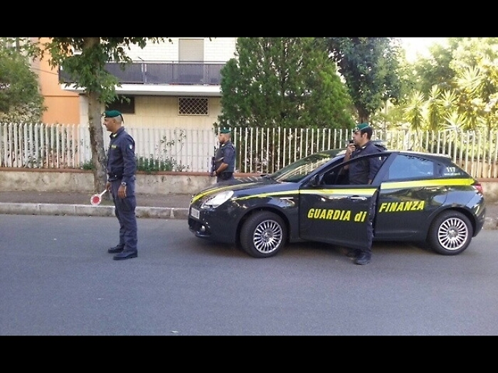 Blitz Gdf contro clan Crotone, 35 fermi