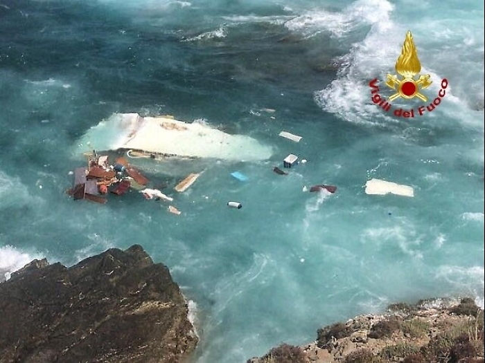 Catamarano affondato in sud Sardegna