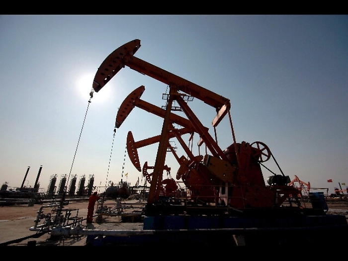 Petrolio: in rialzo a 56,43 dollari