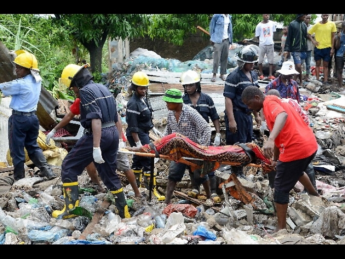 Mozambico: crolla 'montagna' di rifiuti