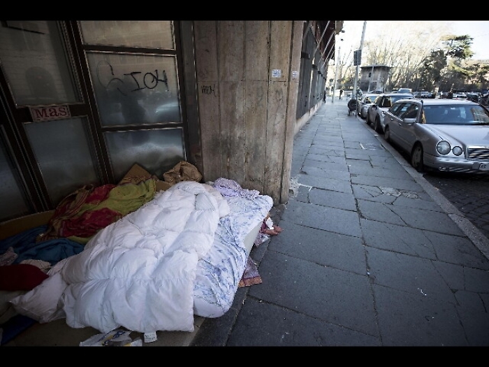 Clochard accoltellato a piazza Vittorio