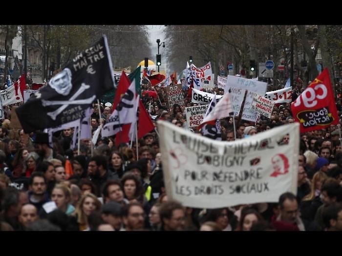 Francia: scioperi, chiusa la Tour Eiffel
