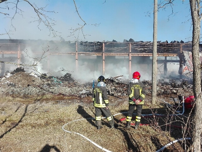 Capannone a fuoco: cronista indagato