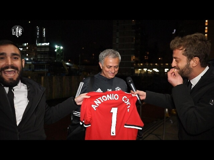 Le 'Iene' da Mourinho con maglia Conte