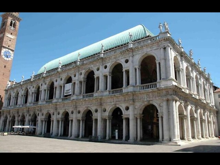 Basilica Palladiana, vandali 8 ragazzini