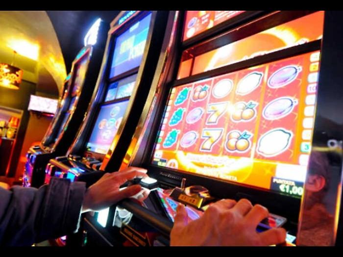 Truccano le slot machine, tre arrestati