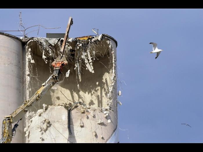 Ancona, si abbatte silos con murales Blu