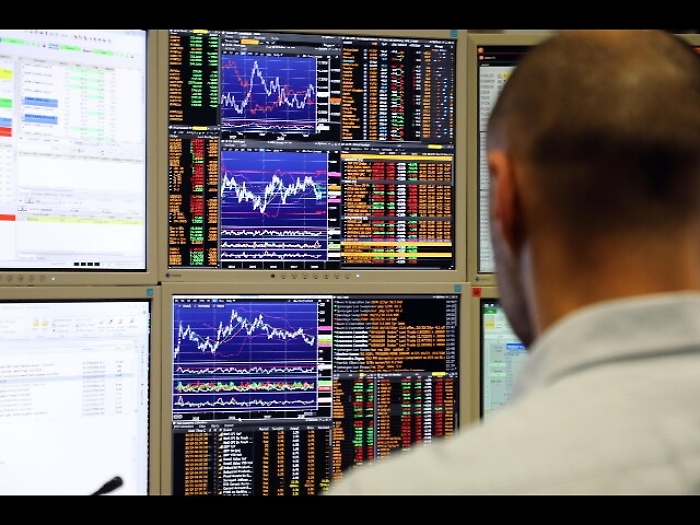 Spread apre stabile a 156,8 punti