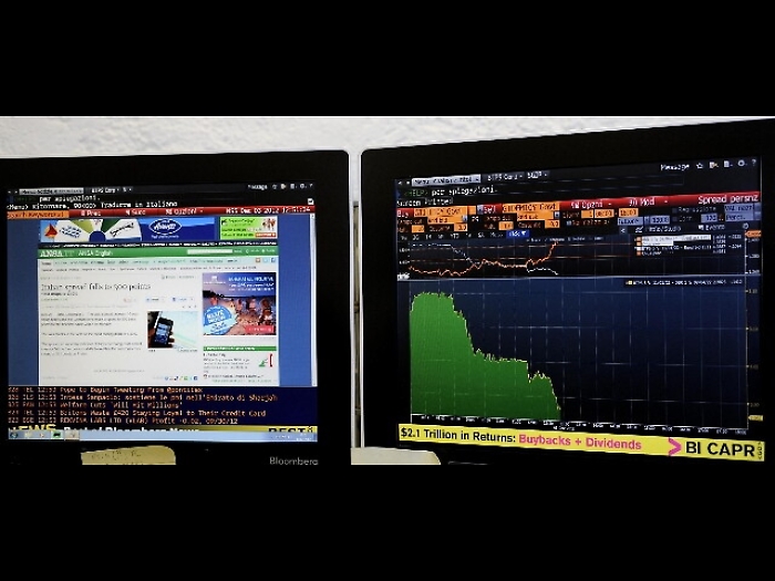 Spread Btp chiude stabile a 242 punti