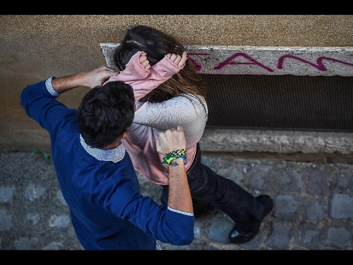 Molesta ragazza fuori discoteca, preso