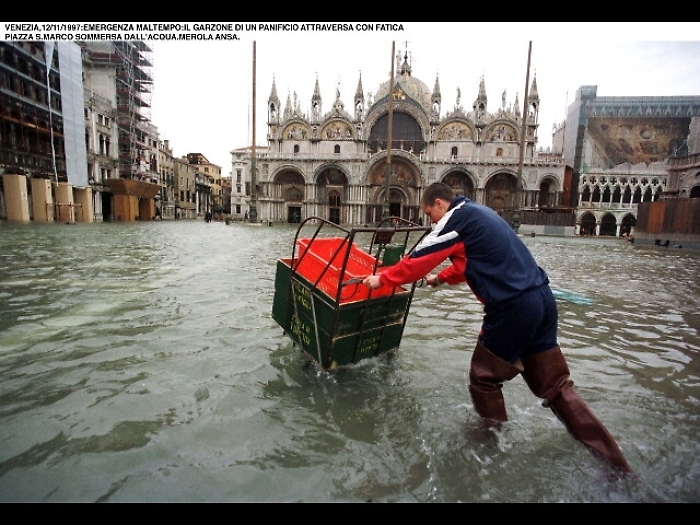 Venezia: marea si ferma a 120 cm