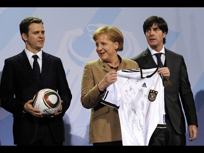 Merkel fa visita a nazionale tedesca