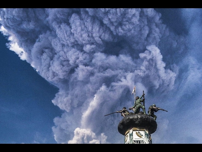 Indonesia: erutta vulcano, ceneri a 5 km