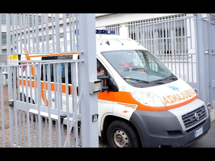 Muore schiacciato dal proprio furgone