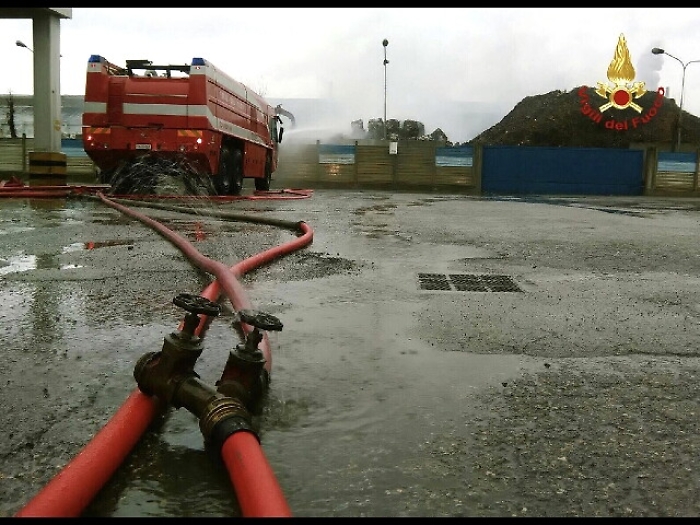 Incendio in ditta rifiuti nel Milanese,