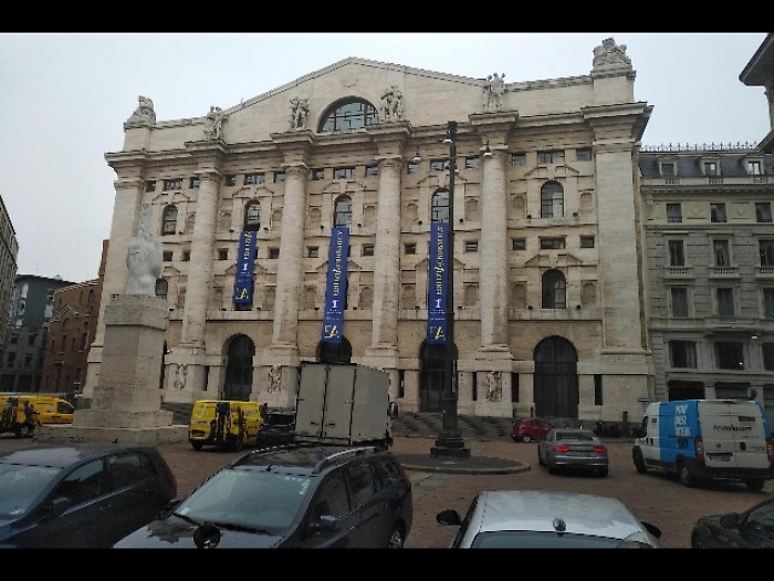 Borsa, Milano -0,1%, realizzi su banche