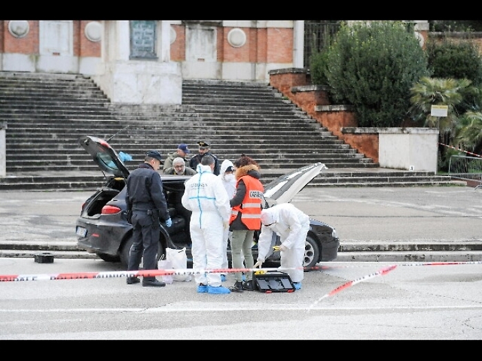Scritta inneggia Traini su muro cimitero