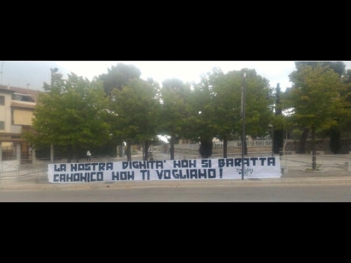 Striscione tifosi Bari, no a Canonico