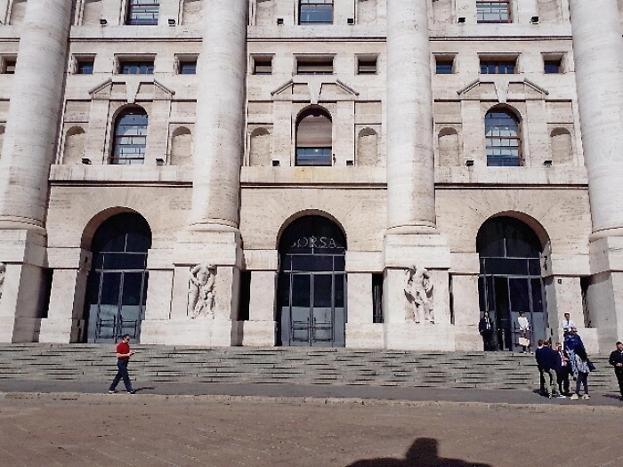 Borsa: Milano pi&ugrave; gi&ugrave; con spread (-0,6%)