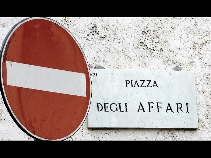 Borsa: Milano crolla e cede 2%