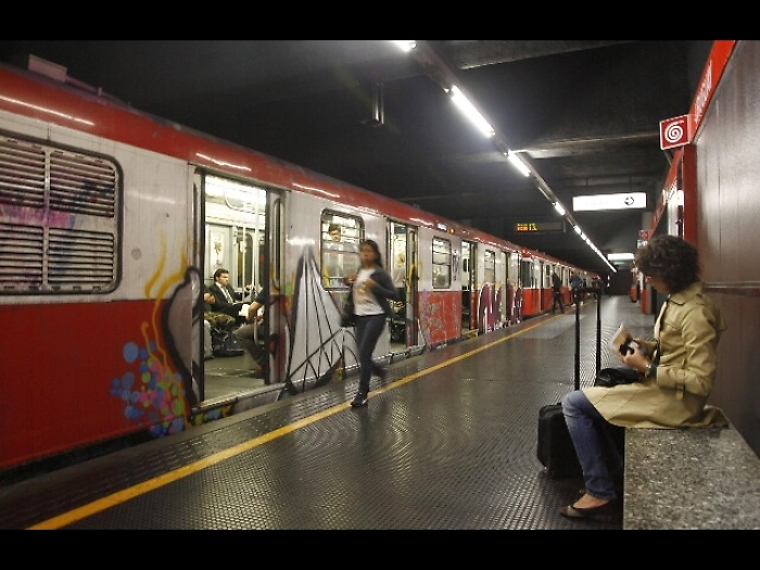 Brusca frenata metro Milano per guasto