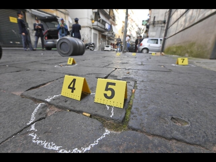 "Stesa" in stile Gomorra a Napoli