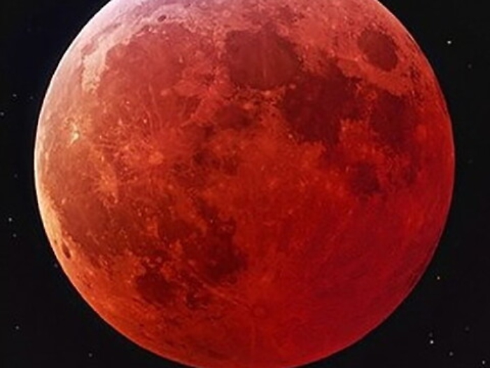 Notte in rosso, la pi&ugrave; lunga eclissi di Luna a braccetto in cielo con Marte gigante