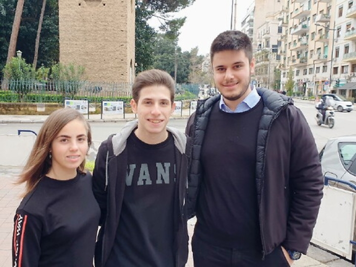 Al piano coi colori dell&rsquo;arcobaleno: l'idea geniale di tre "Eta Beta" per i diversamente abili