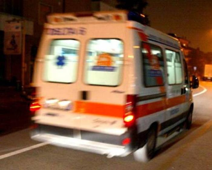 Incidente a Carlentini, auto contro camion: muore una donna di 39 anni