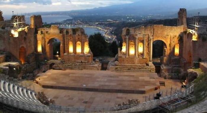 Oltre le Colonne d'Ercole: musica e parole per superare i confini al Teatro Antico di Taormina