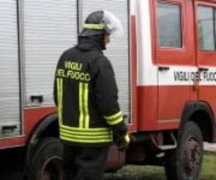 Incendio in un'azienda di pollame a Modica, ferito un pompiere