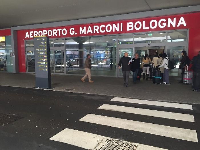 Partorisce all'aeroporto di Bologna