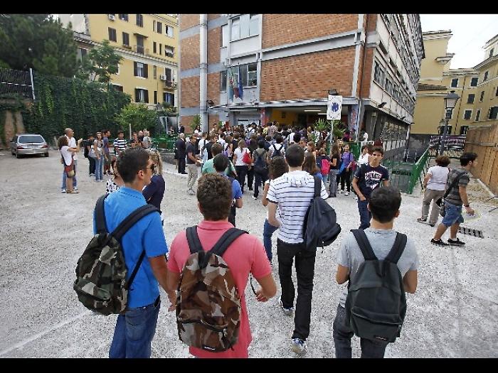 Raid in una scuola media, 7 denunciati