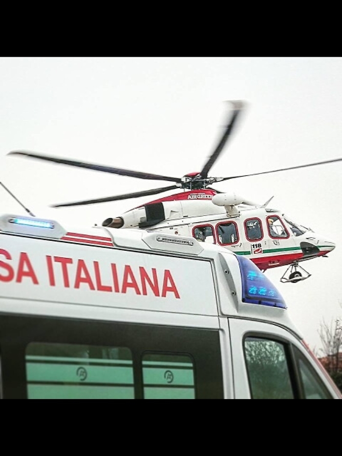 Cade dall'albero della sua barca, morto